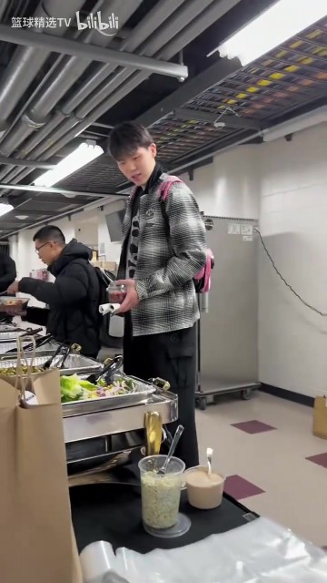 完美体育官网-杨瀚森赛后都吃什么？来看看开拓者&amp;湖人&amp;掘金三队的赛后餐